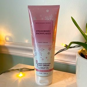 Bath and Body Works Strawberry Snowflakes Body Cream